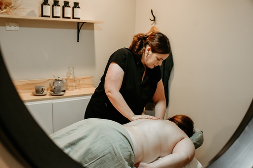 Couples Massage 2x30mins $180